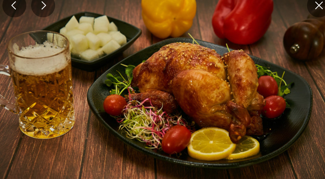 은근이바베큐치킨 통닭 한 마리와 맥주 이미지